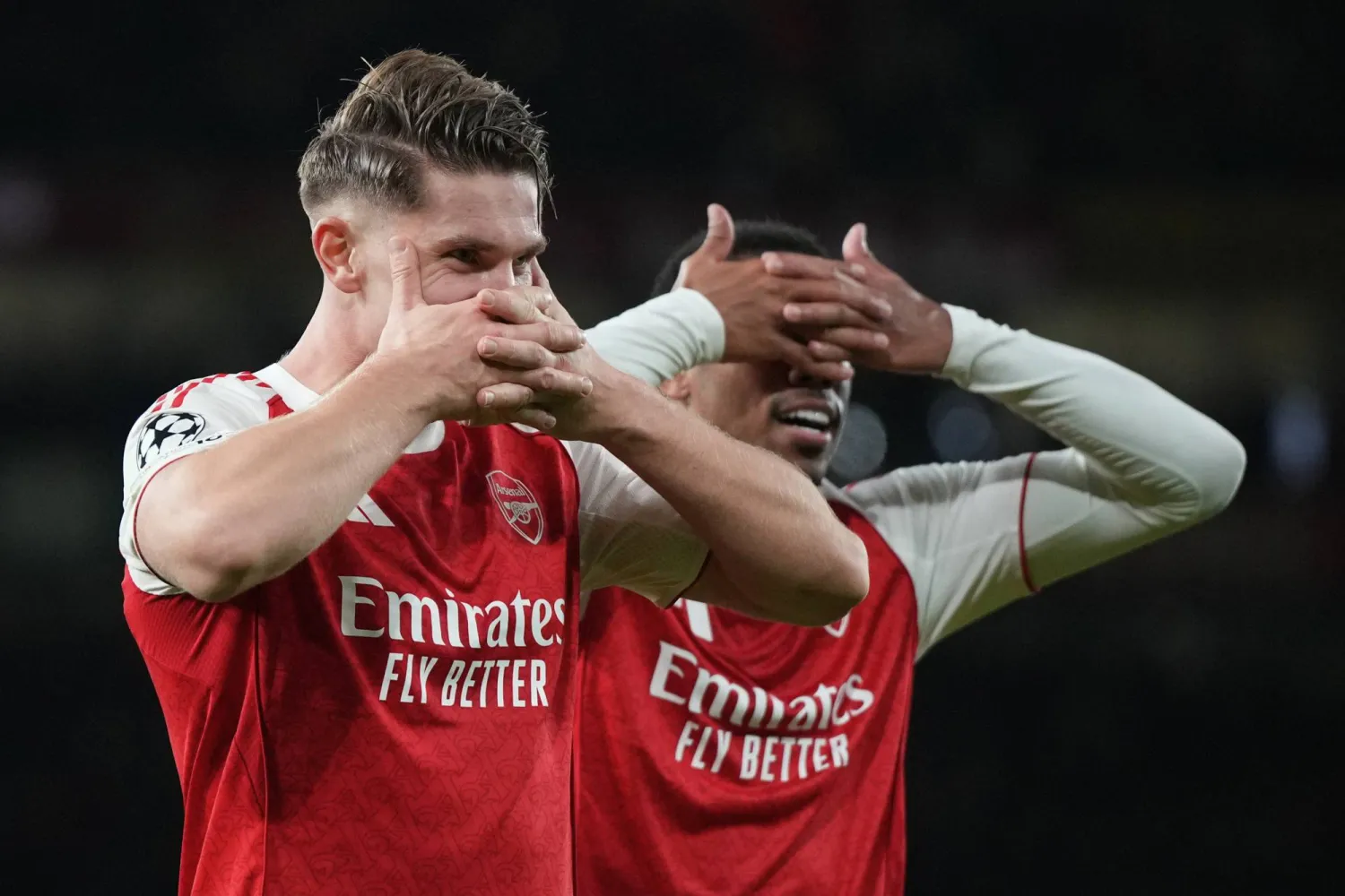 فيكتور جيوكيريس يحتفل بثنائيته في مرمى أتليتيكو (أ.ب)