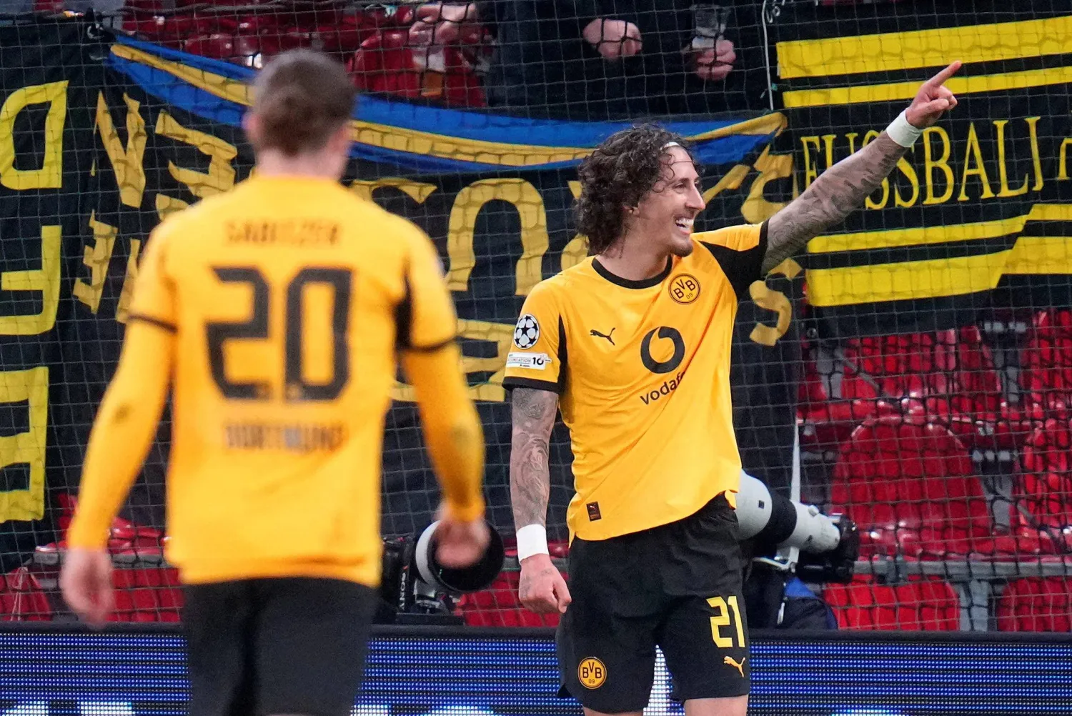 فابيو سيلفا لاعب وسط بروسيا دورتموند يحتفل بالهدف الرابع في مرمى كوبنهاغن (رويترز)