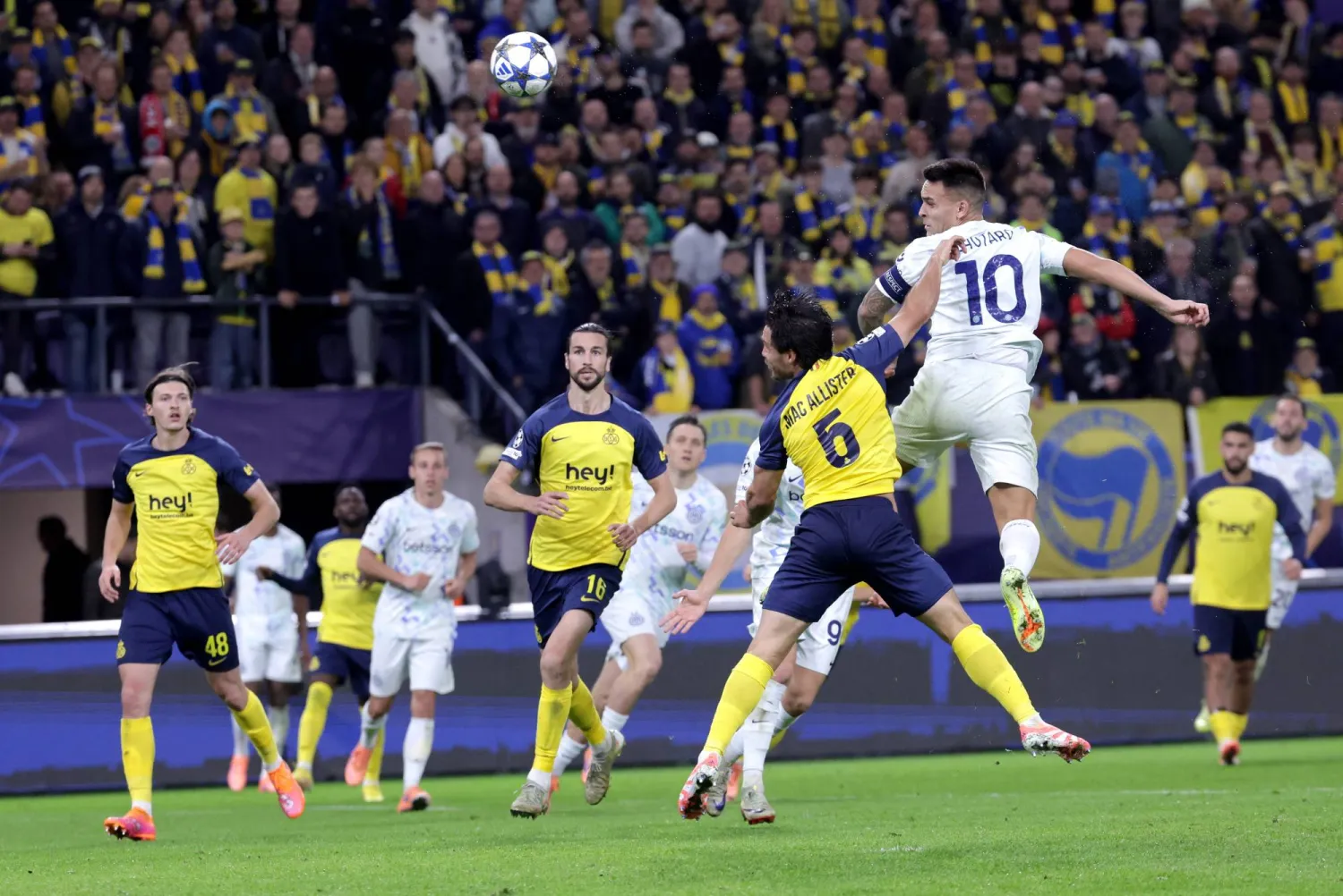 لاوتارو مارتينيز سجل هدفا لانتر في مرمى سان غيلواز (إ.ب.أ) 