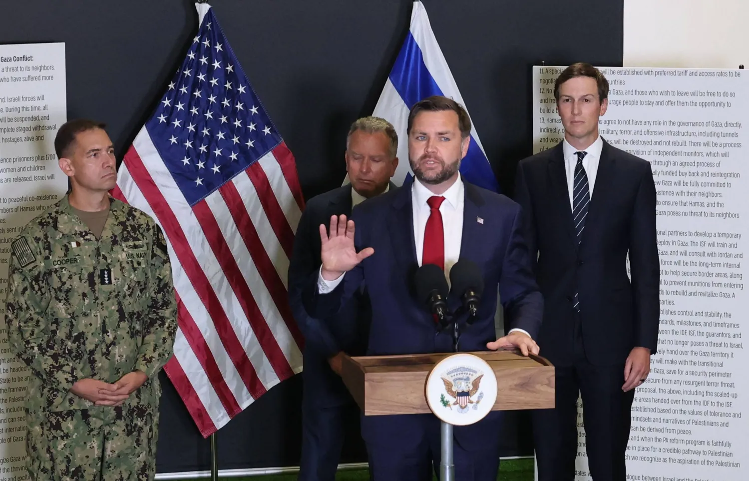 نائب الرئيس الأميركي جيه دي فانس يتحدث للصحافيين في مركز التنسيق المدني العسكري الذي تقوده واشنطن في مكان غير معلن بجنوب إسرائيل أمس (إ.ب.أ)