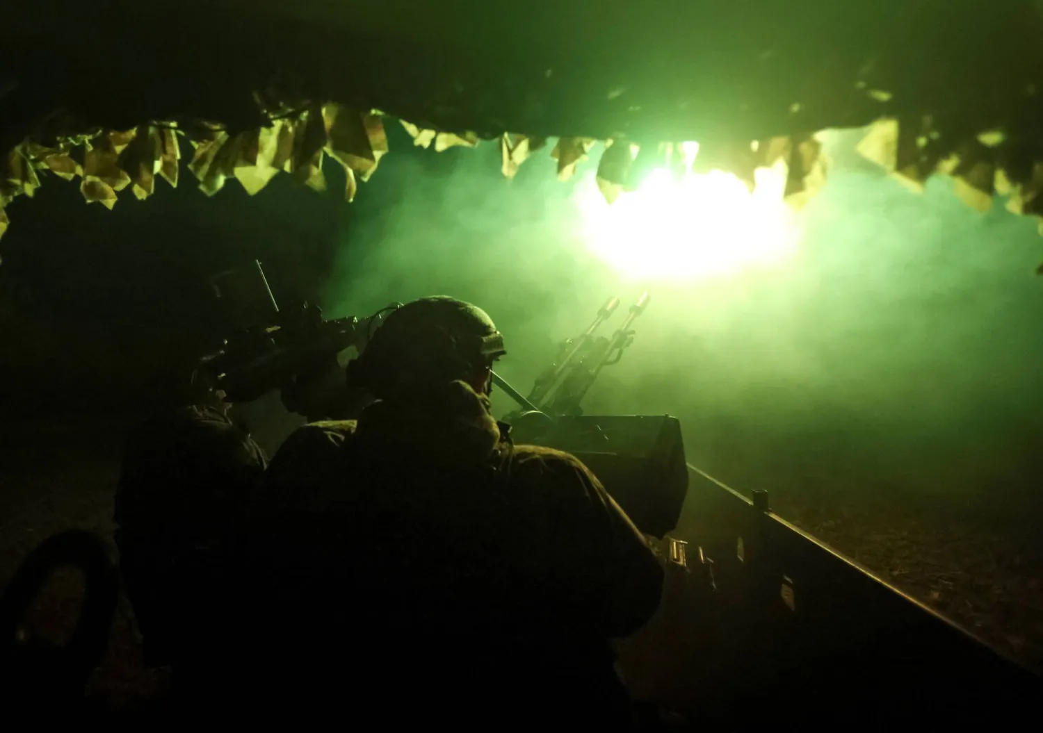 وحدات الدفاع الجوي الأوكرانية أثناء تصديها للمسيرات الروسية (رويترز)