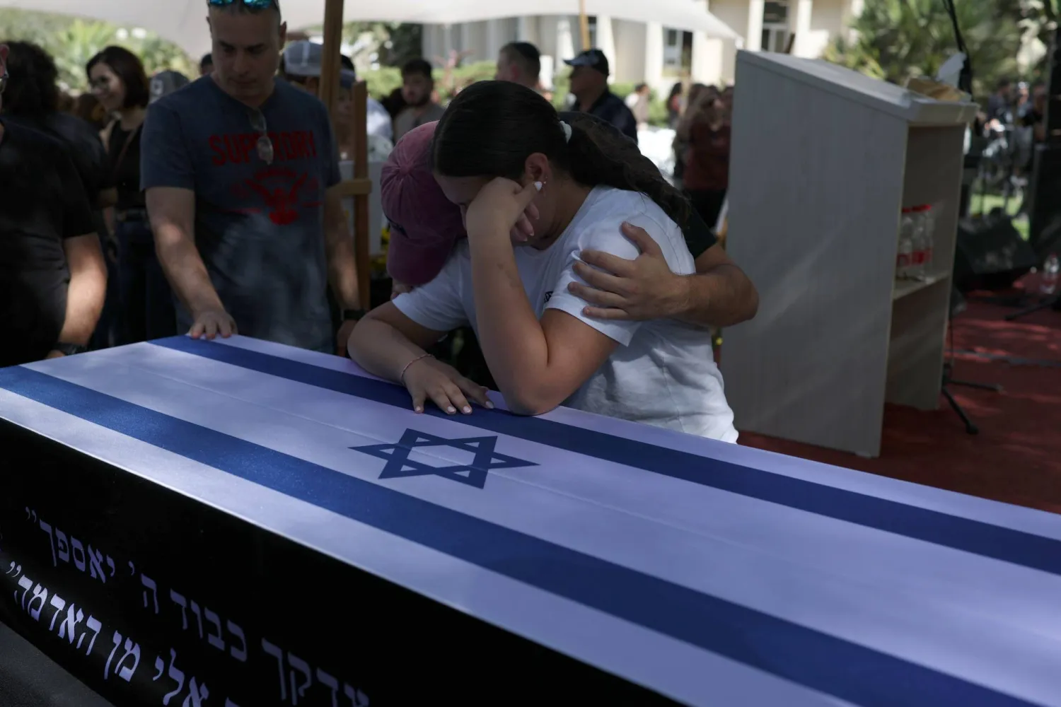إسرائيليون يبكون أحد أقاربهم الذي استعيدت جثته من قطاع غزة (إ.ب.أ)