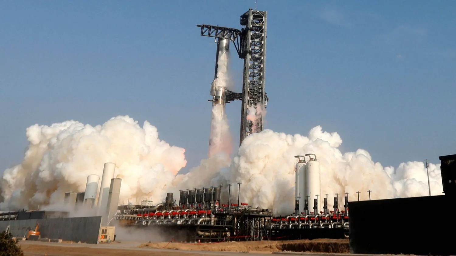 صاروخ ستارشيب التابع لشركة ماسك (رويترز)