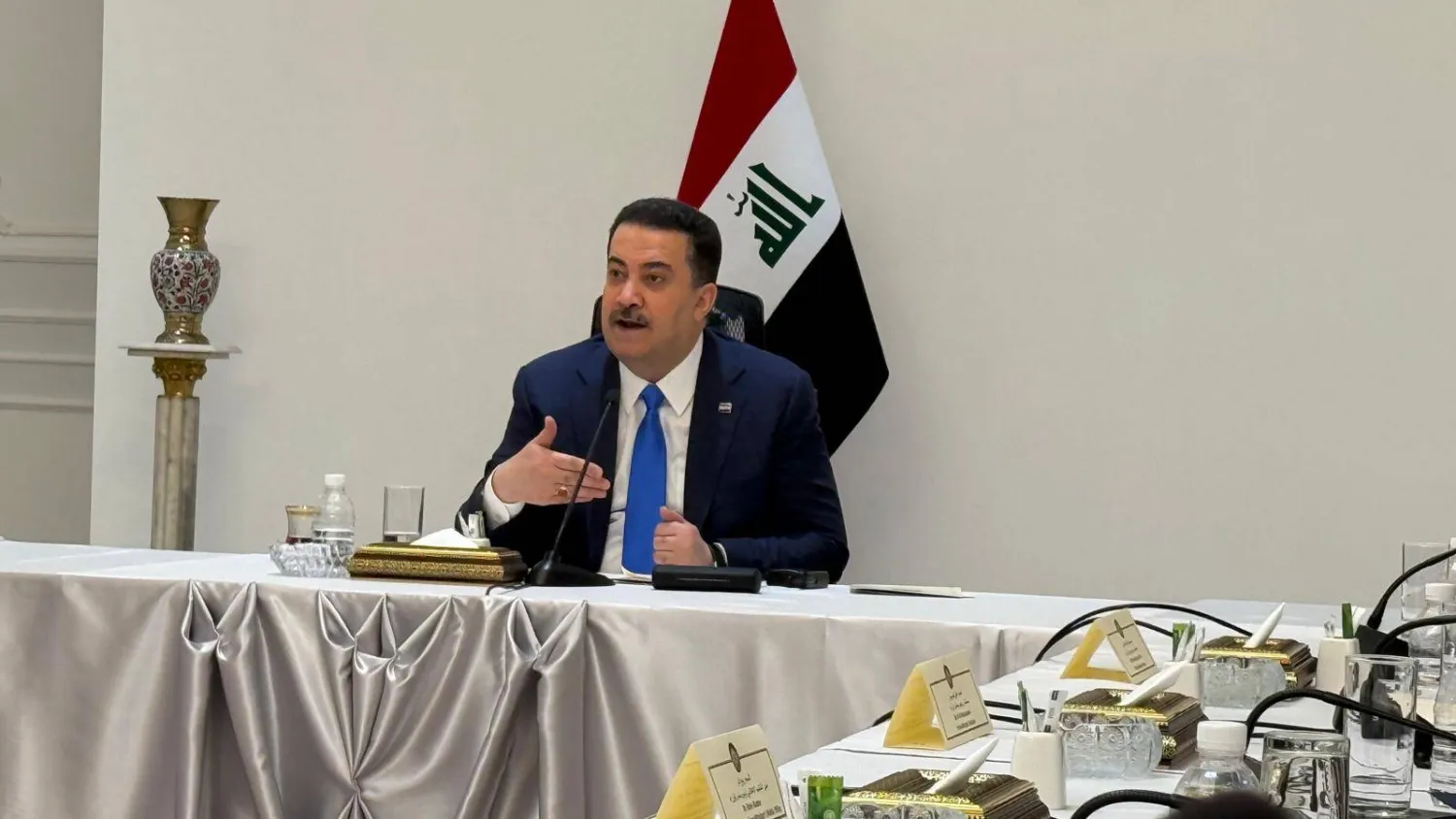 رئيس الوزراء محمد شياع السوداني في لقاء مع صحافيين أجانب (الشرق الأوسط)