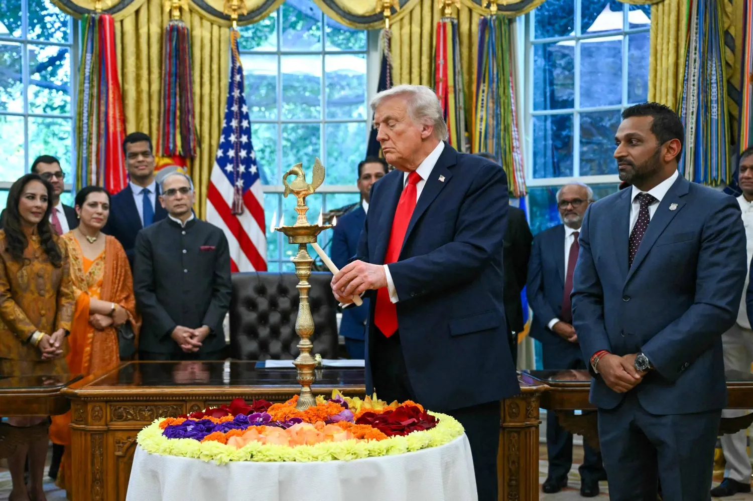 ترمب يشعل الشموع خلال «احتفال ديوالي» مع زعماء أميركيين من أصل هندي في المكتب البيضاوي (أ.ف.ب)