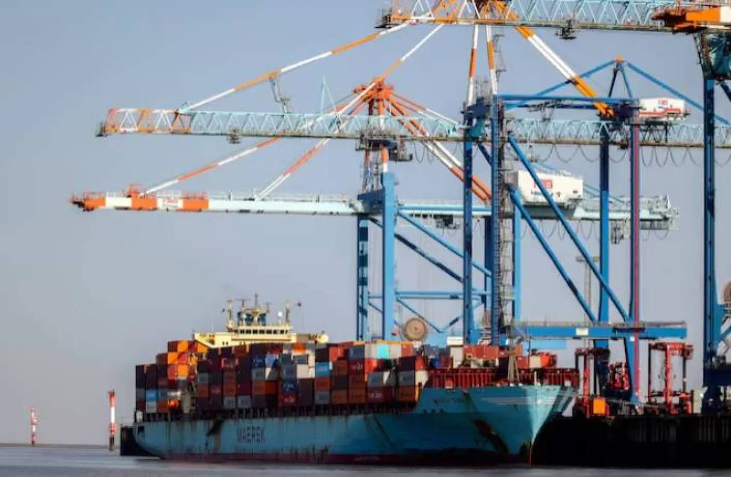 سفينة الحاويات «ميرسك أيوا» راسية عند رصيف محطة في بريمرهافن (رويترز)