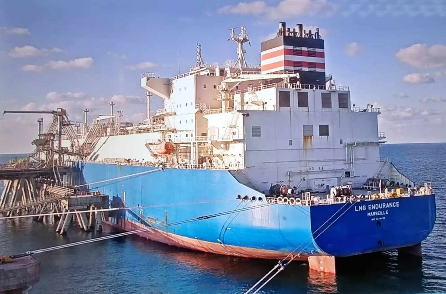 سفينة الشحن «إنديورانس» التابعة لشركة «توتال إنرجيز» تحمل شحنة غاز مسال إلى تركيا (وزارة البترول المصرية)