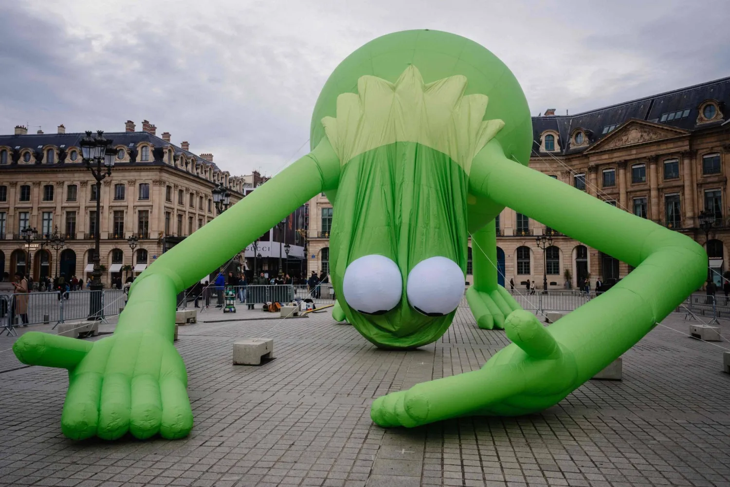 This photograph shows installing of the artwork of Venezuelan-US artist Alex Da Corte titled "Kermit the Frog, Even" at Place Vendome in Paris, on October 19, 2025, ahead of the official opening of the Art Basel contemporary and modern art market. (AFP)