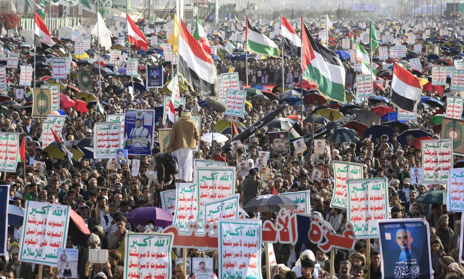 الحوثيون يستغلون فقر السكان لمساومتهم على تجنيد أطفالهم (إ.ب.أ)