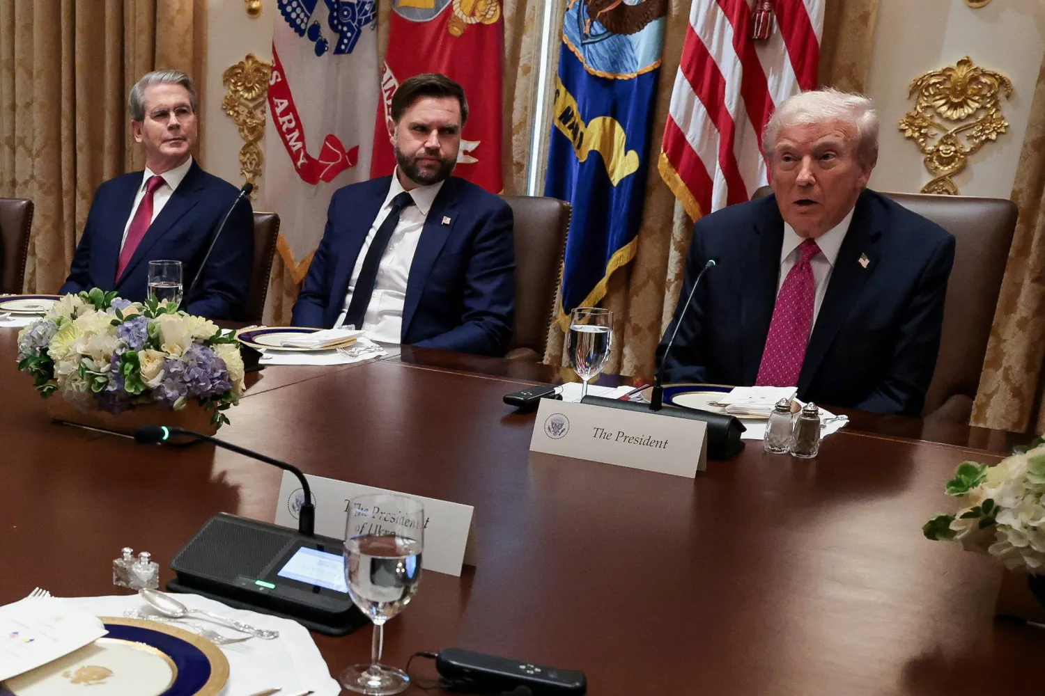 الرئيس الأميركي دونالد ترمب ونائبه جي دي فانس ووزير الخزانة سكوت بيسنت (رويترز)