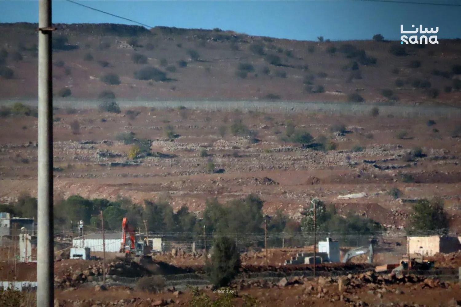 قوات إسرائيلية تنفذ أعمال حفر بقرية في جنوب سوريا