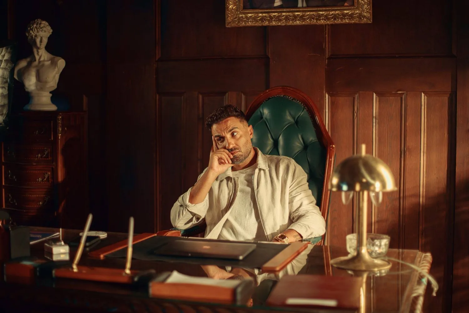 أحمد فهمي في مشهد من المسلسل (حسابه على «فيسبوك»)