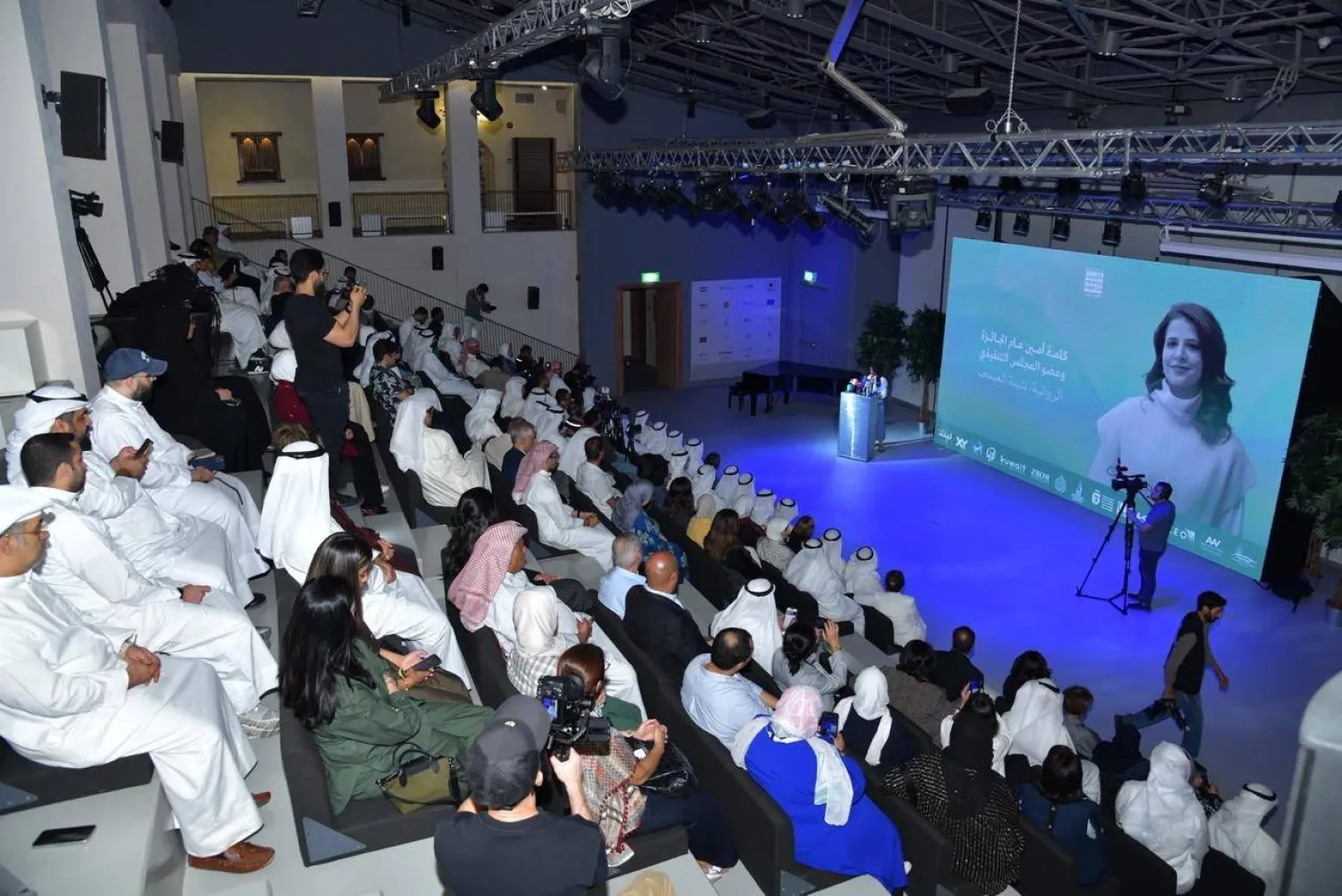 بثينة العيسى الأمينة العامة للجائزة تحدث في المؤتمر الصحافي (الشرق الأوسط)