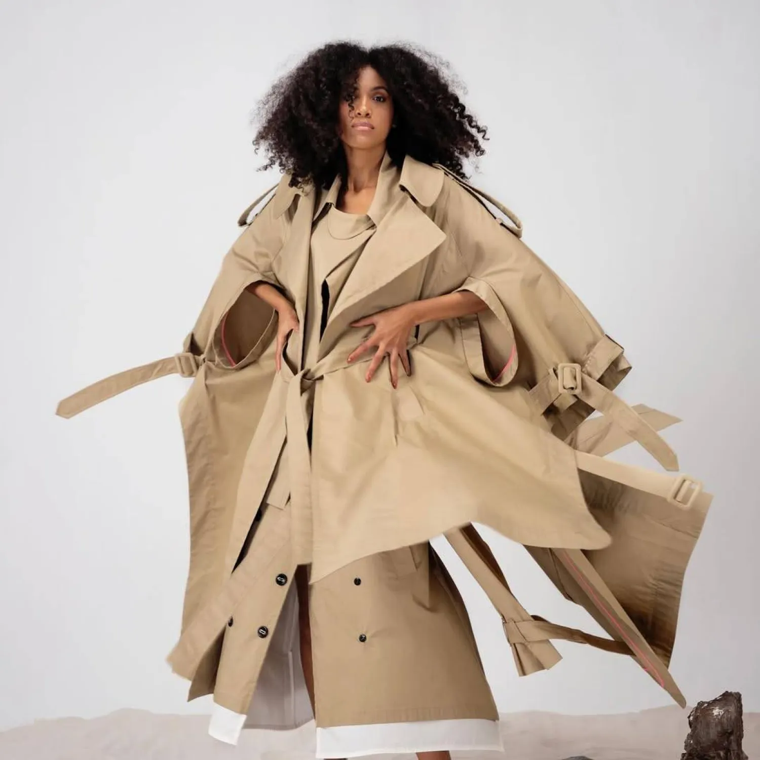 معطف ترنش بتصميم مفكك من مجموعة روتد متجذرة في هويتها وجوهرها