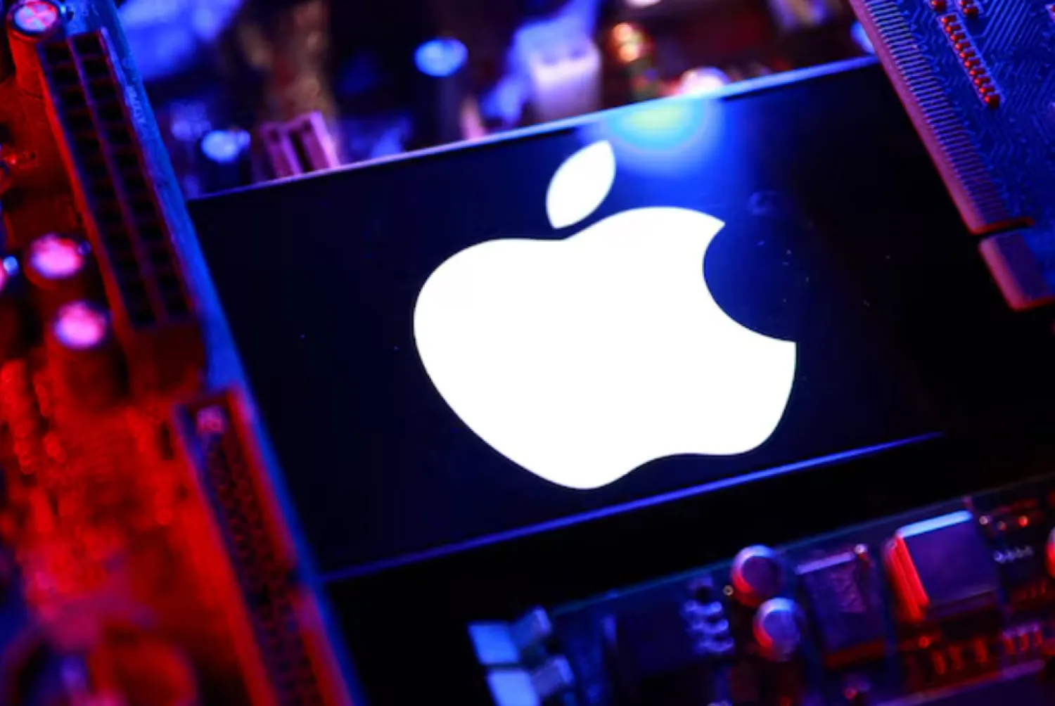 An Apple logo and a computer motherboard appear in this illustration taken August 25, 2025. REUTERS/Dado Ruvic/Illustration/File 