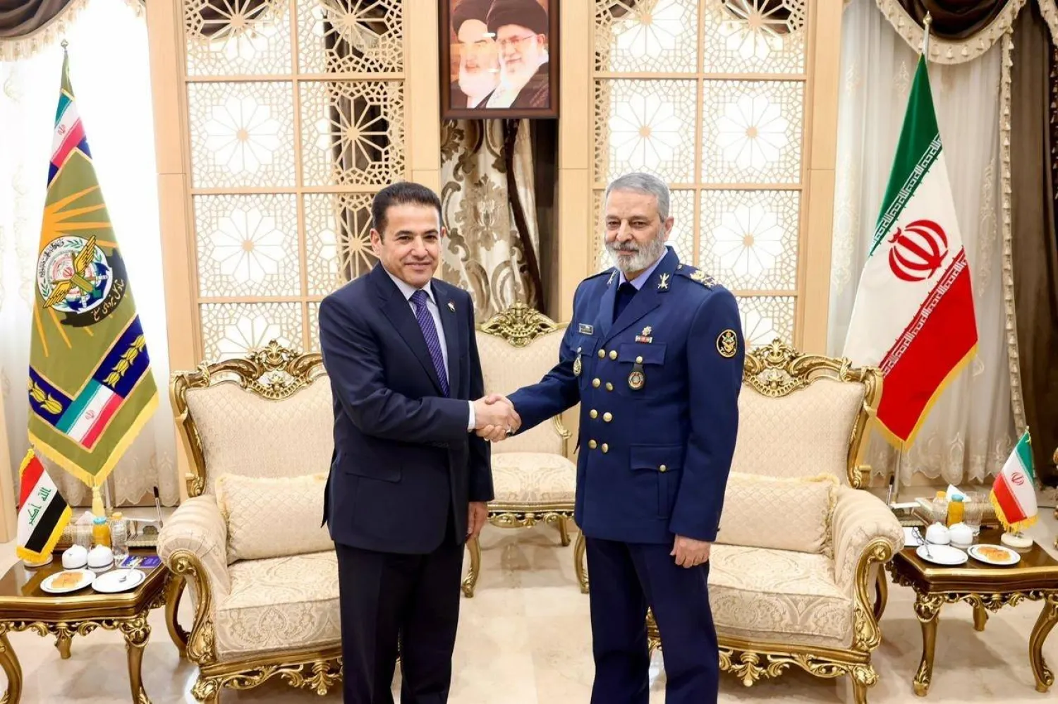 رئيس أركان القوات المسلحة الإيرانية عبد الرحيم موسوي خلال استقباله في طهران مستشار الأمن القومي العراقي قاسم الأعرجي (إعلام حكومي)