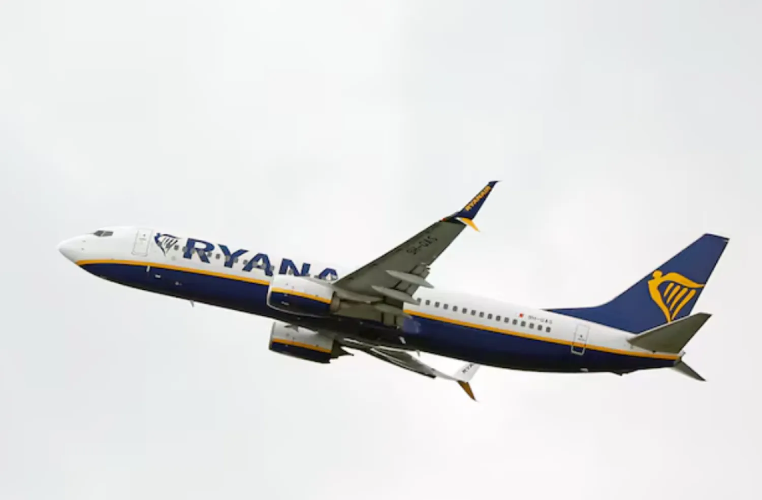 A Ryanair aeroplane takes off from Dublin Airport, a day after a fire at an electrical substation wiped out the power at Heathrow airport, in Dublin, Ireland March 22, 2025. REUTERS/Clodagh Kilcoyne 