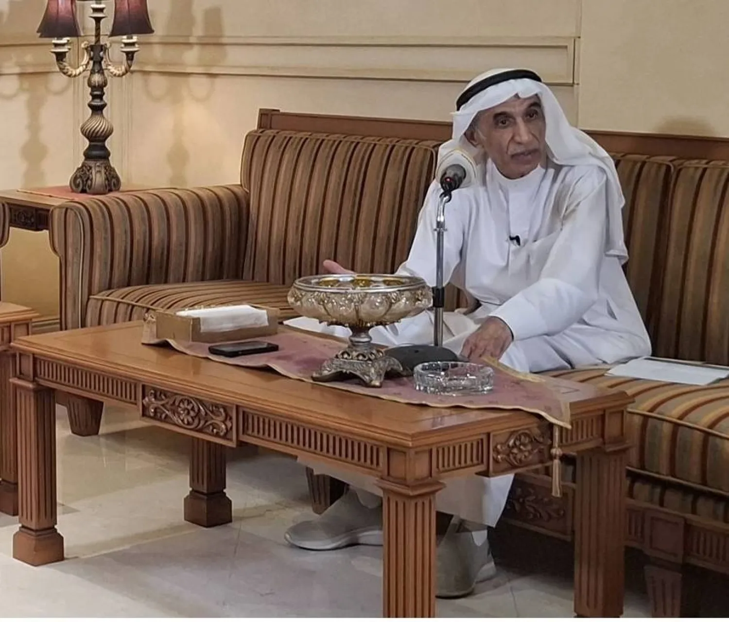 الشاعر الدكتور سالم عبّاس خَدّادة متحدثاً عن شعر أحمد مشاري العدواني (الشرق الأوسط)