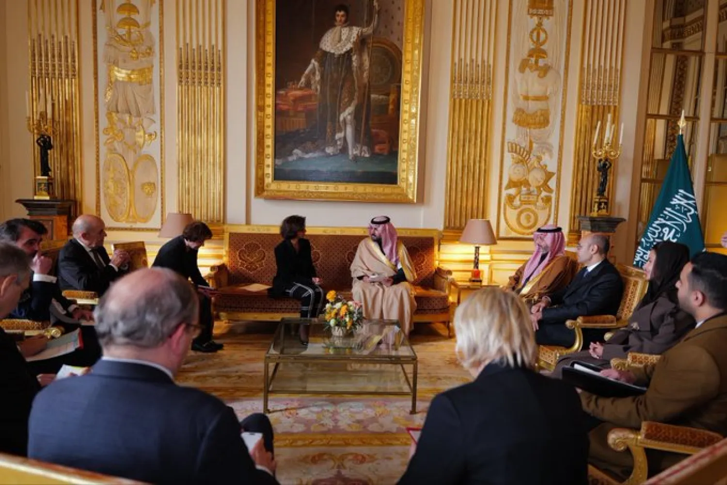 الأمير بدر بن عبد الله بن فرحان وزير الثقافة السعودي خلال مباحثاته مع نظيرته الفرنسية رشيدة داتي في باريس (وزارة الثقافة)