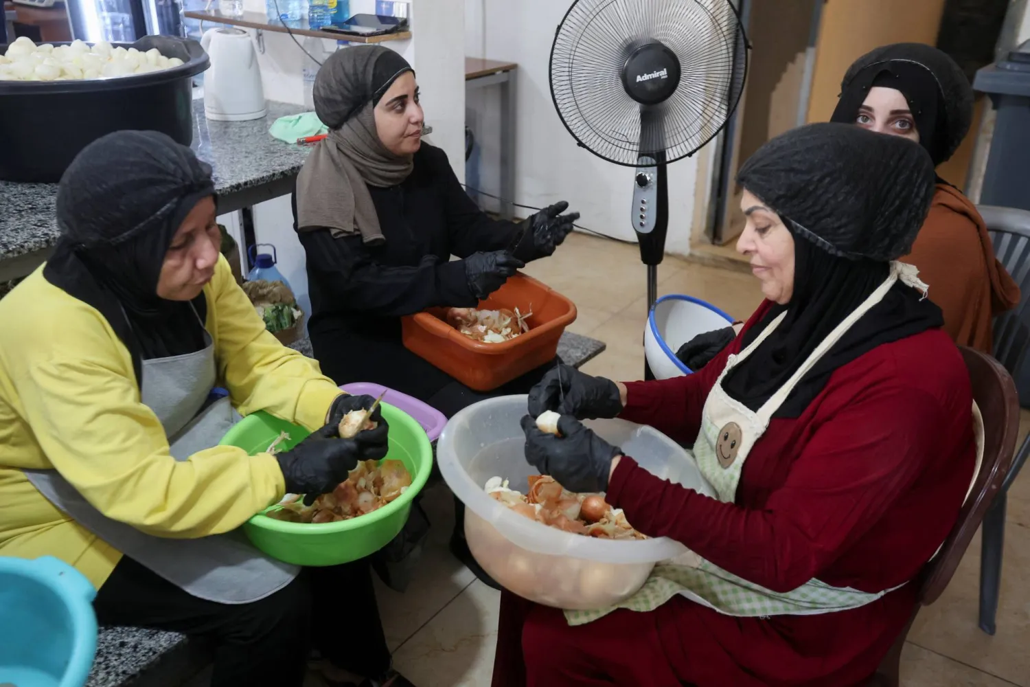 نساء من جنوب لبنان يقطعن البصل أثناء عملهن في مطبخ مجتمعي بمدينة صور - لبنان 23 سبتمبر 2025 (رويترز)