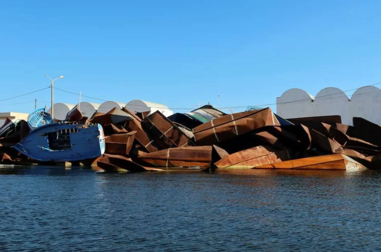 قوارب استخدمها مهاجرون وتمت مصادرتها من قبل خفر السواحل التونسي في مدينة صفاقس عام 2023 (أرشيفية - رويترز)