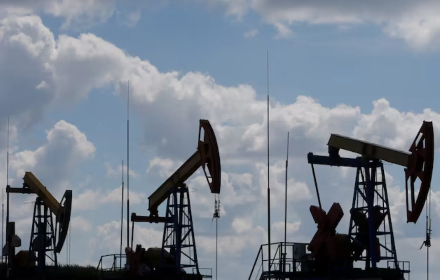 Pump jacks are seen at the Ashalchinskoye oil field owned by Russia's oil producer Tatneft near Almetyevsk, in the Republic of Tatarstan, Russia, July 27, 2017. Picture taken July 27, 2017. REUTERS/Sergei Karpukhin 