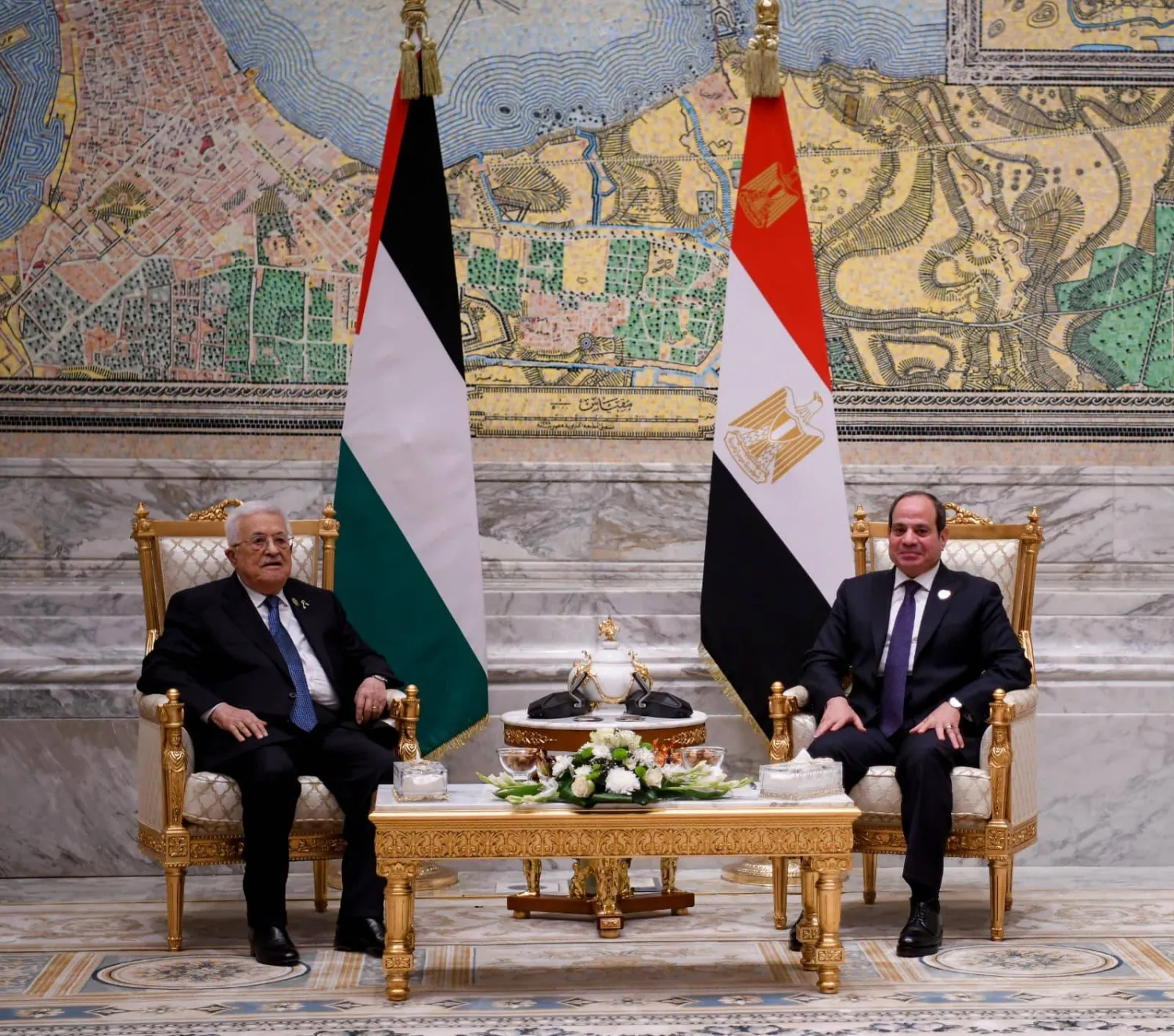 لقاء سابق بين الرئيس المصري عبد الفتاح السيسي ونظيره الفلسطيني محمود عباس (الرئاسة المصرية)