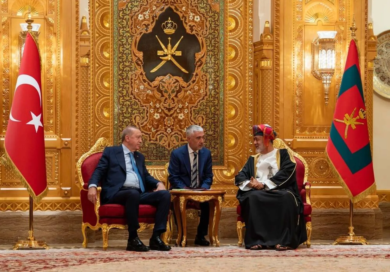 سلطان عُمان هيثم بن طارق والرئيس التركي رجب طيب إردوغان خلال جلسة مباحثات عقدت بينهما في قصر العلم بمسقط (العمانية)