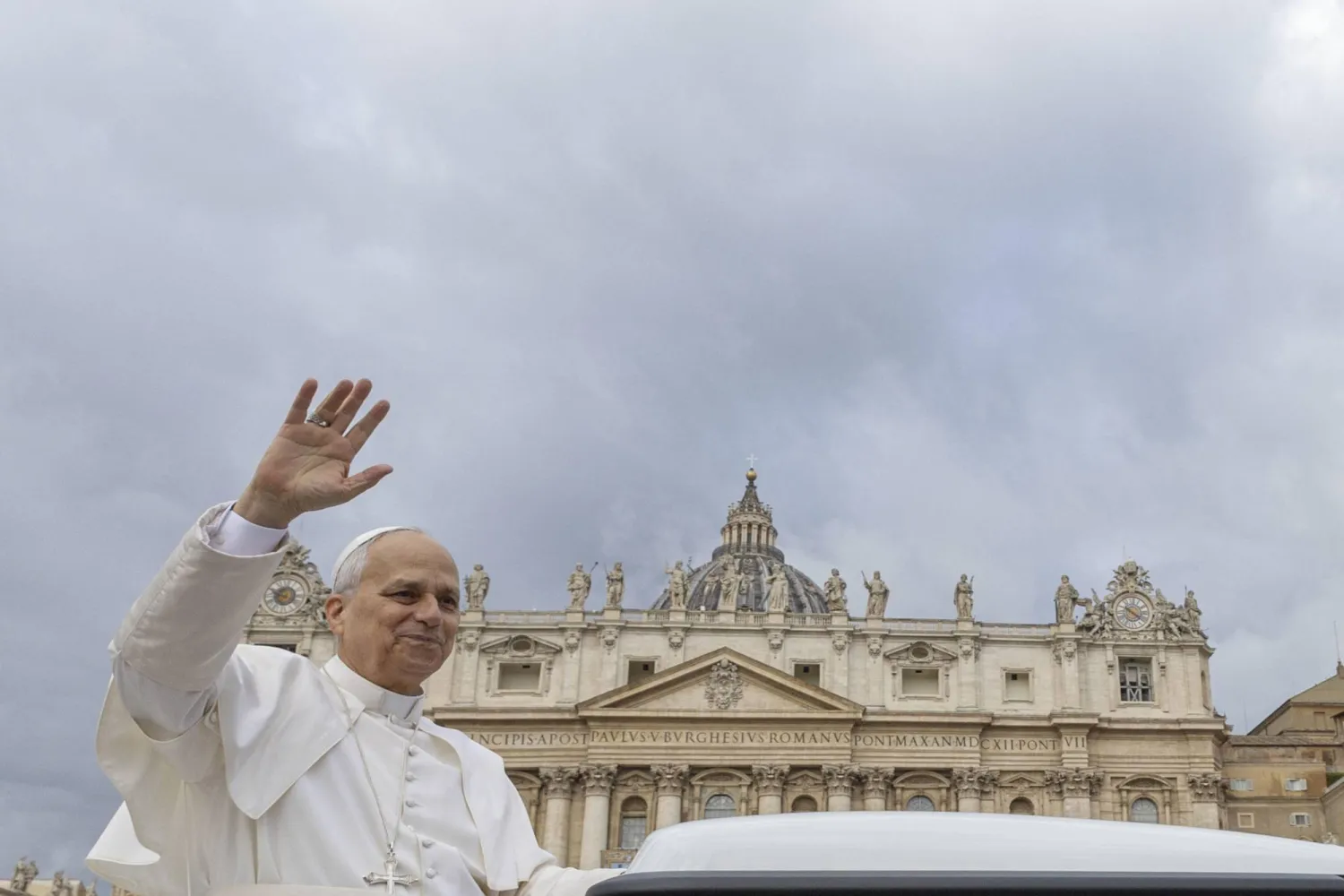 البابا ليون الرابع عشر يحيي الناس في ساحة القديس بطرس في الفاتيكان (إ.ب.أ)