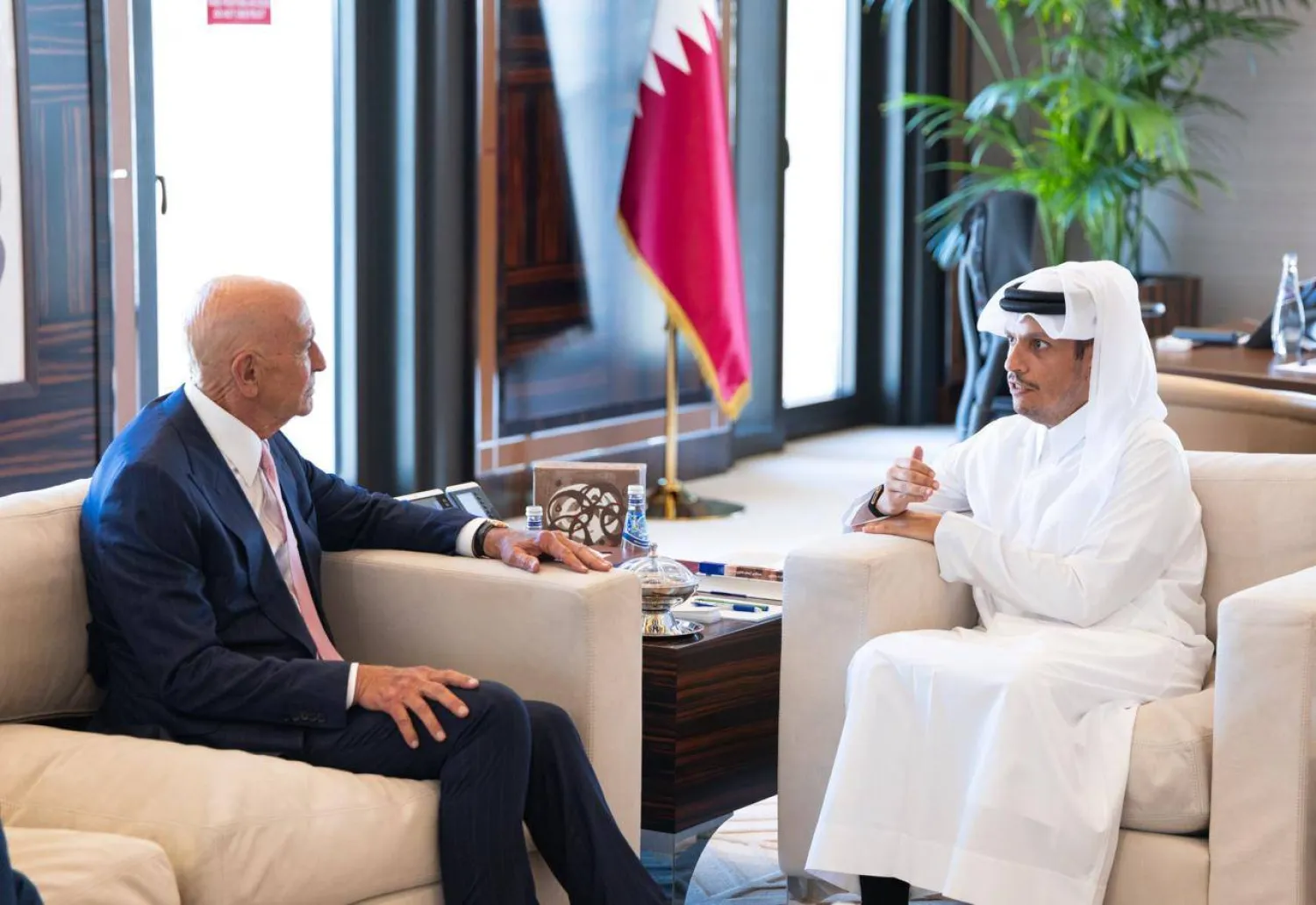 الشيخ محمد بن عبد الرحمن رئيس الوزراء القطري خلال لقائه توم برّاك المبعوث الأميركي الخاص إلى سوريا (قنا)