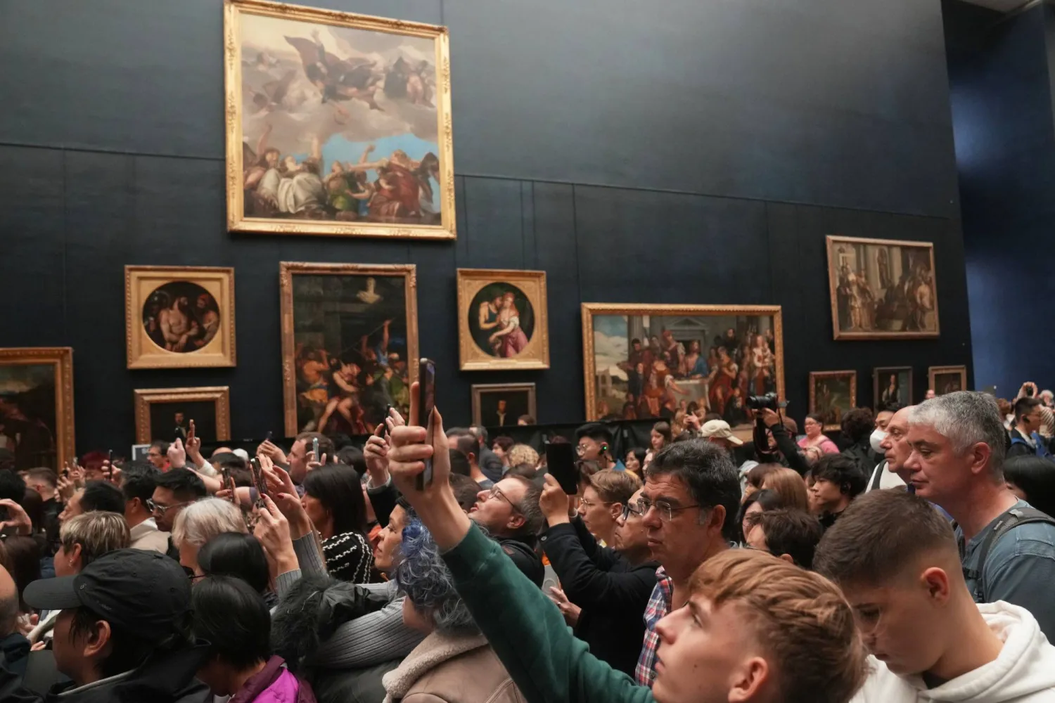 الزحام داخل إحدى غرف اللوفر بعد إعادة افتتاحه (أ.ب)