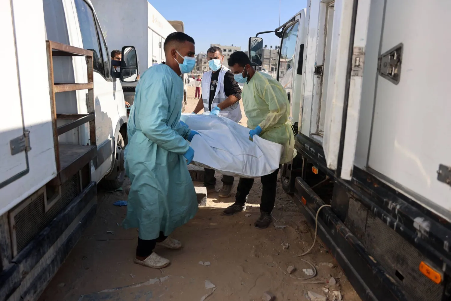 عملية تسليم جثامين القتلى الفلسطينيين من إسرائيل في غزة (أ.ف.ب)