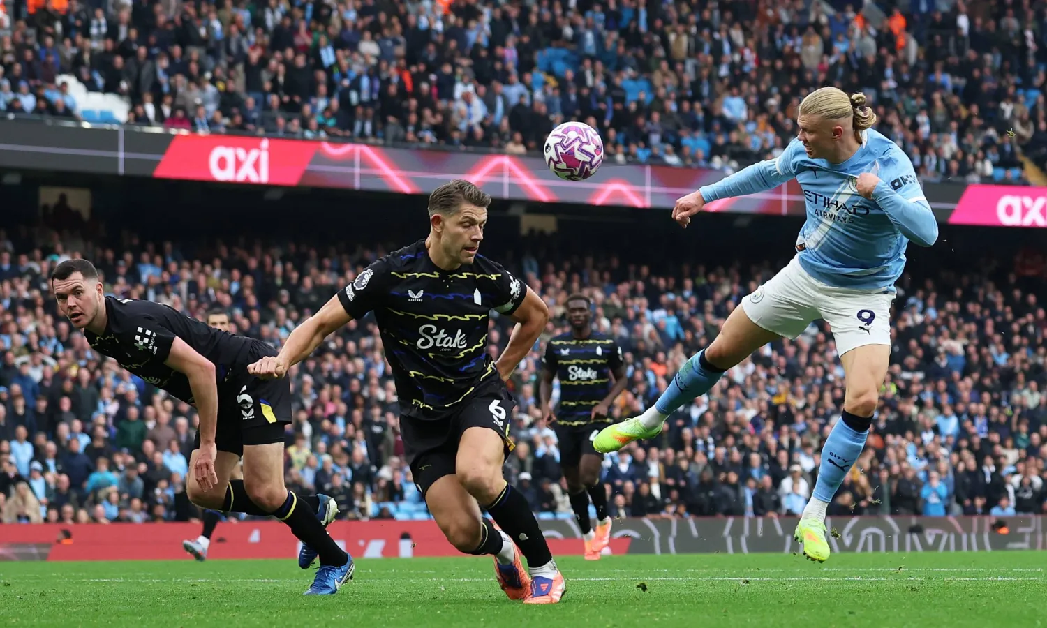 هالاند يقدم مستويات استثنائية حالياً في جميع المسابقات ومنتخب بلاده (رويترز)