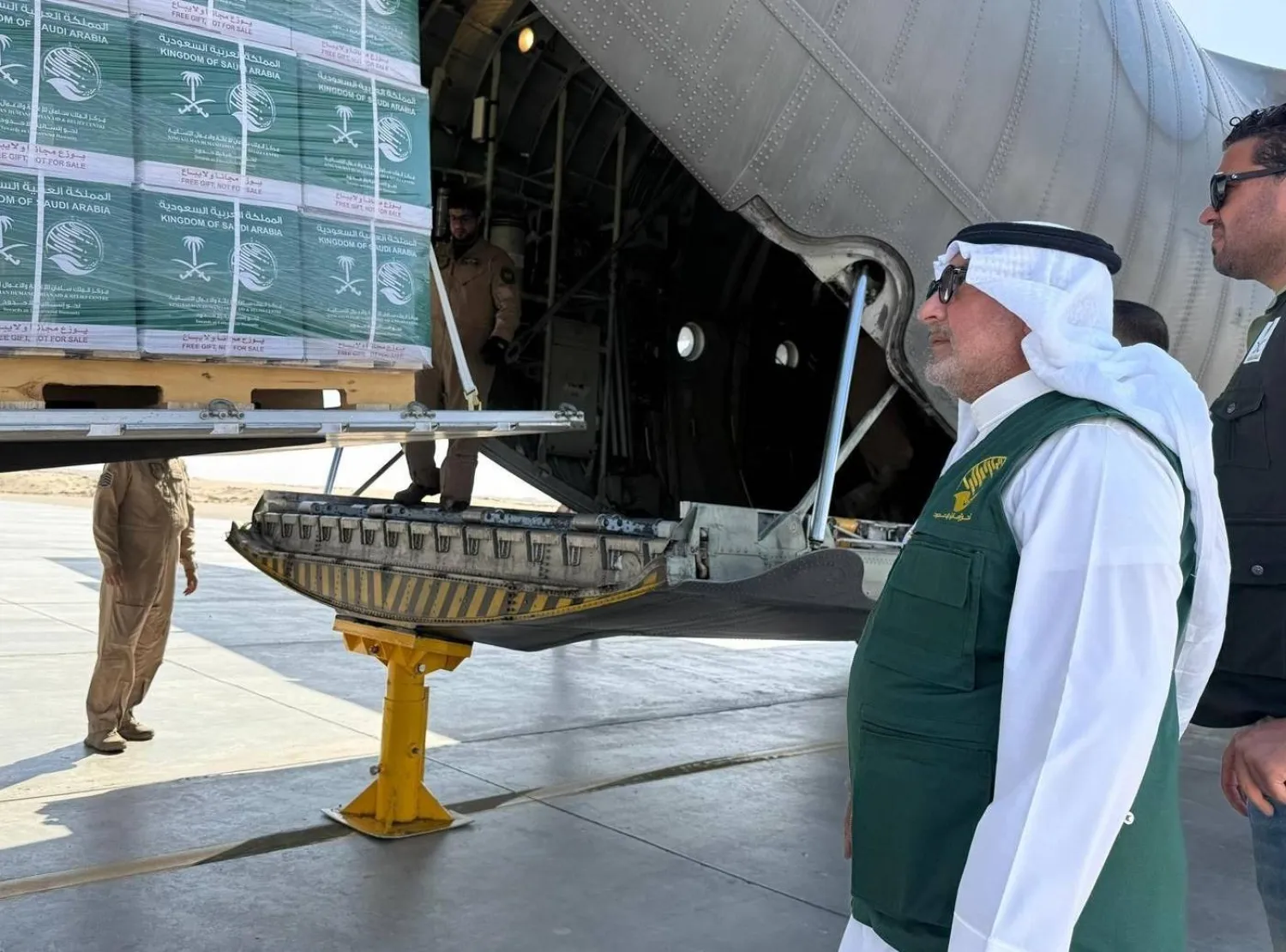 إنزال المساعدات السعودية من الطائرة الإغاثية الـ70 بعد وصولها إلى مطار العريش الدولي (واس)