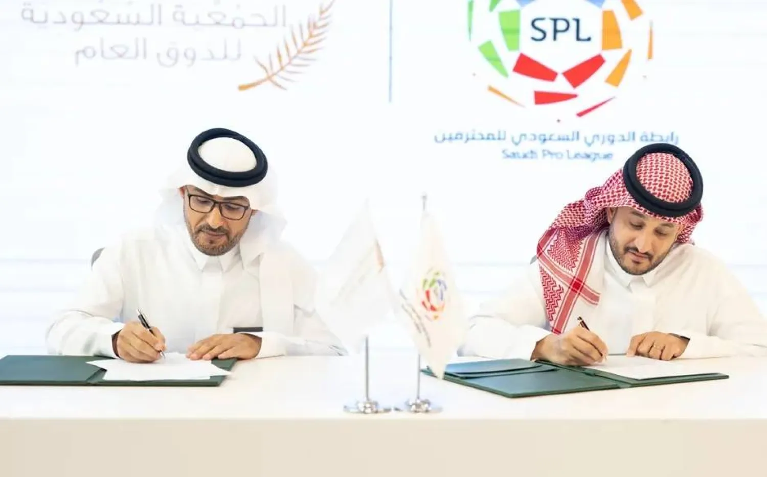 مغربل والمحبوب أثناء توقيع العقد (رابطة الدوري السعودي)