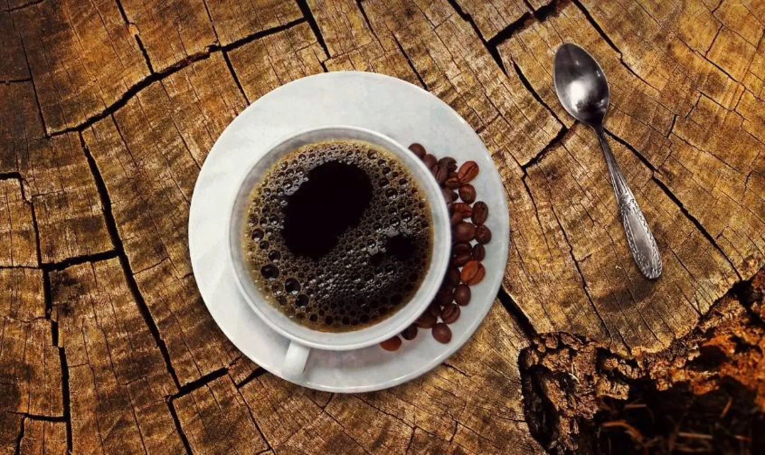 يُعرَّف الكافيين بأنه مادة منبهة إذ يحفّز الجهاز العصبي المركزي ويمنح الجسم طاقة إضافية (بيكسباي)