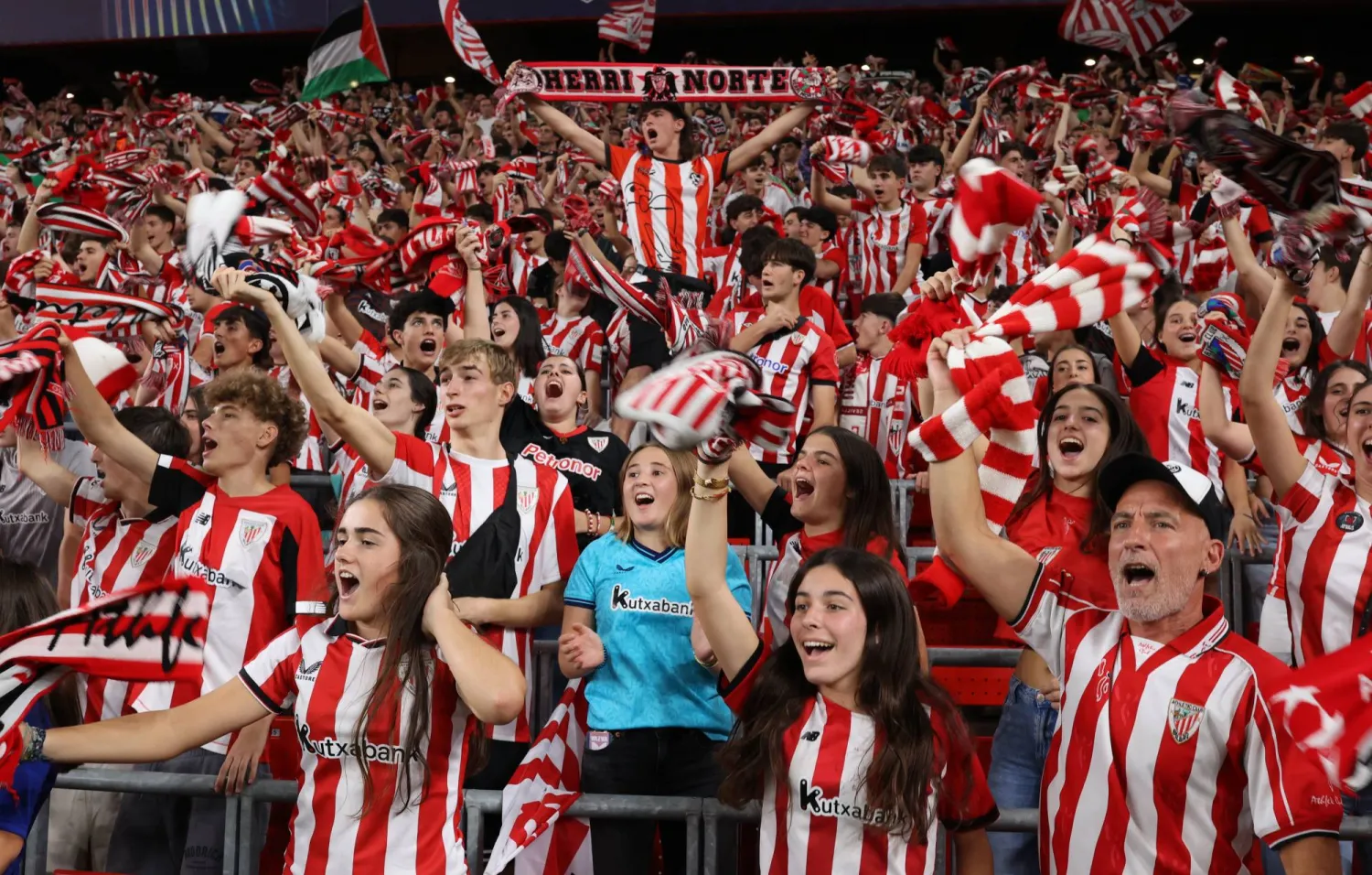 جماهير بلباو تحتفل بالفوز (رويترز)