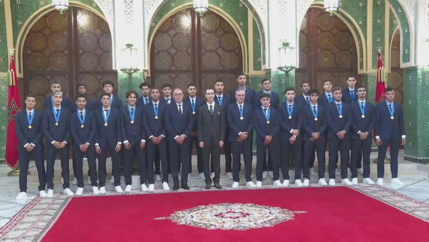 ولي العهد المغربي يتوسط اللاعبين لدى استقبالهم في القصر الملكي (وكالة الأنباء المغربية) 