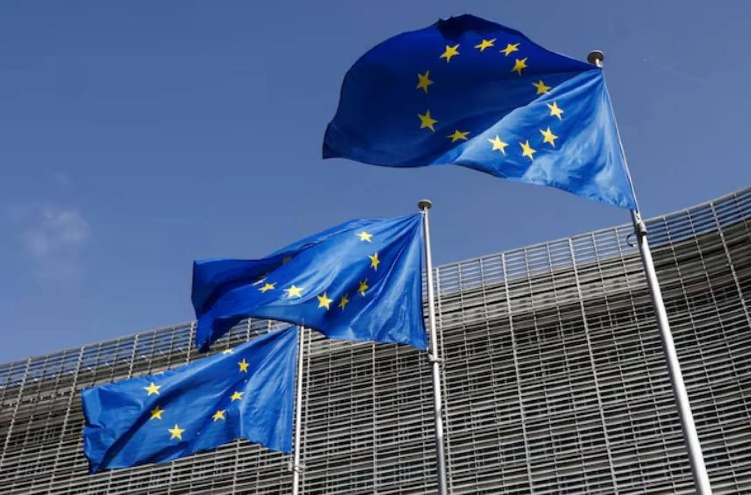 أعلام الاتحاد الأوروبي ترفرف خارج مقر المفوضية الأوروبية في بروكسل (أرشيفية - رويترز) 