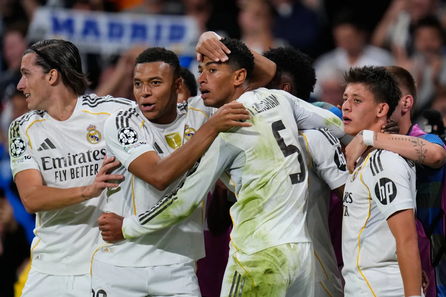 لاعبو الريال يحتفلون بهدف زميلهم بيلينغهام (أ.ب)