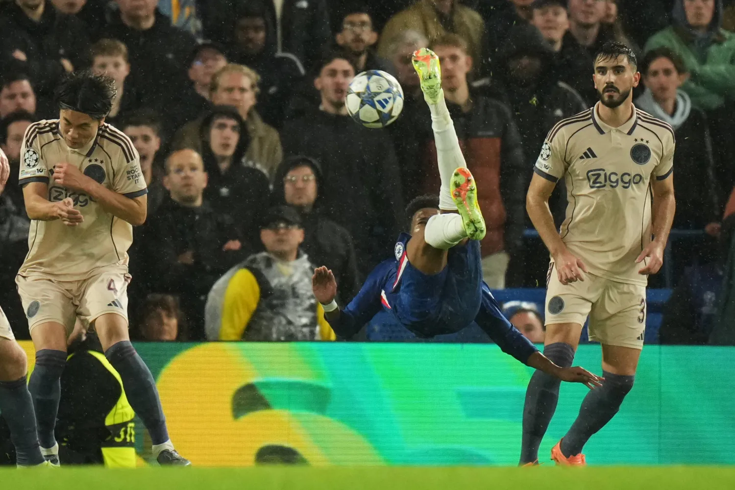 ستيفاو لاعب تشيلسي يسدد الكرة تجاه مرمى أياكس (أ.ب)