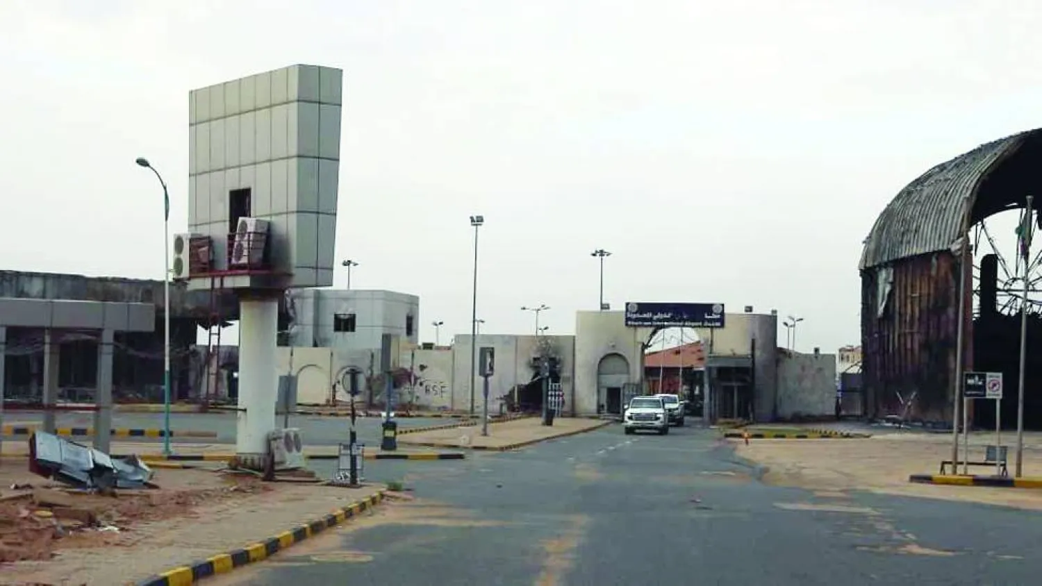 
وفد رئيس مجلس السيادة عند مخرج صالة كبار الزوار في مطار الخرطوم (إعلام السيادة)