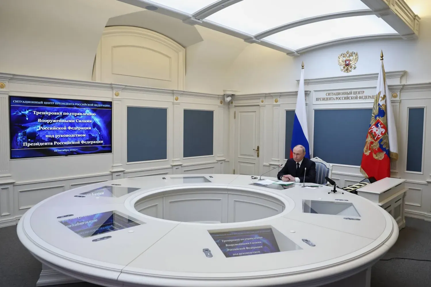 Vladimir Putin, Kremlin'deki Başkanlık Operasyon Merkezi'nden telekonferans aracılığıyla stratejik nükleer silah kullanımına yönelik tatbikatı komuta etti, 22 Ekim 2025 (AP)