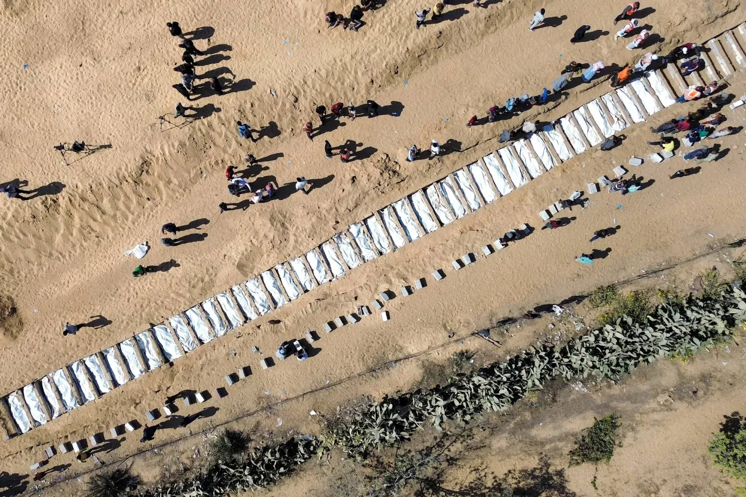İsrail'in Gazze Şeridi'nin orta kesimlerindeki Deyr el-Belah'ta toplu mezara gömdüğü kimliği belirsiz Filistinlilerin kalıntıları (EPA)