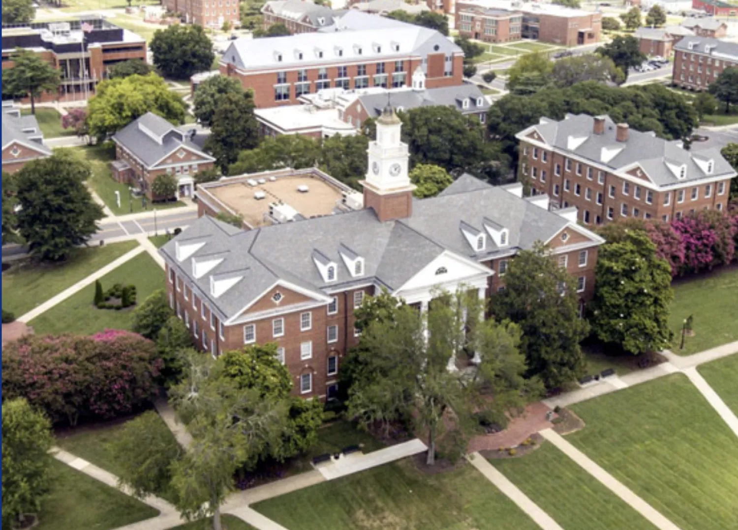لقطة عامة لجامعة فرجينيا (موقع الجامعة)