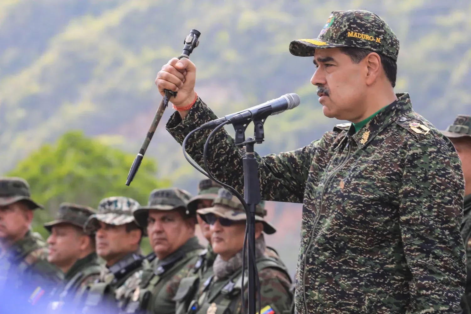  28 Ağustos 2025'te çekilen bir fotoğrafta, Venezuela Devlet Başkanı Nicolas Maduro başkent Karakas'taki bir eğitim kampında askerlere hitap ediyor. (AFP)