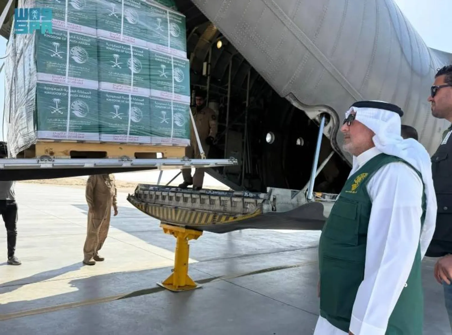 The airplane carried food baskets and shelter kits destined for the Palestinian population in the Gaza Strip. SPA