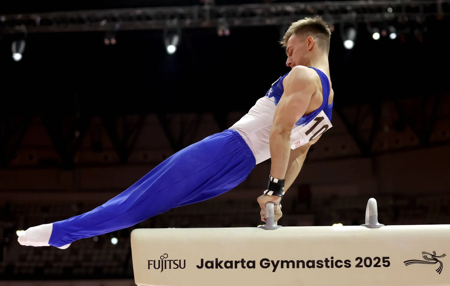 دانييل مارينوف من روسيا يؤدي عرضاً خلال نهائي الجمباز الفني الشامل للرجال في بطولة العالم للجمباز الفني 2025 في جاكرتا (إ.ب.أ)