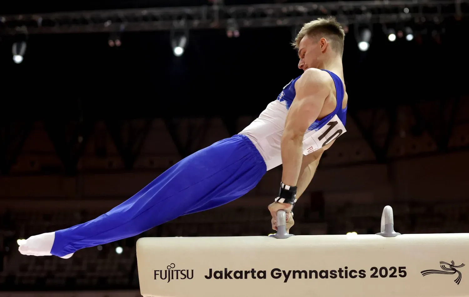 Rusya'dan Daniil Marinov, Cakarta'da düzenlenen 2025 Artistik Jimnastik Dünya Şampiyonası'nda erkekler artistik jimnastik genel klasman finalinde performans sergiliyor. (EPA)