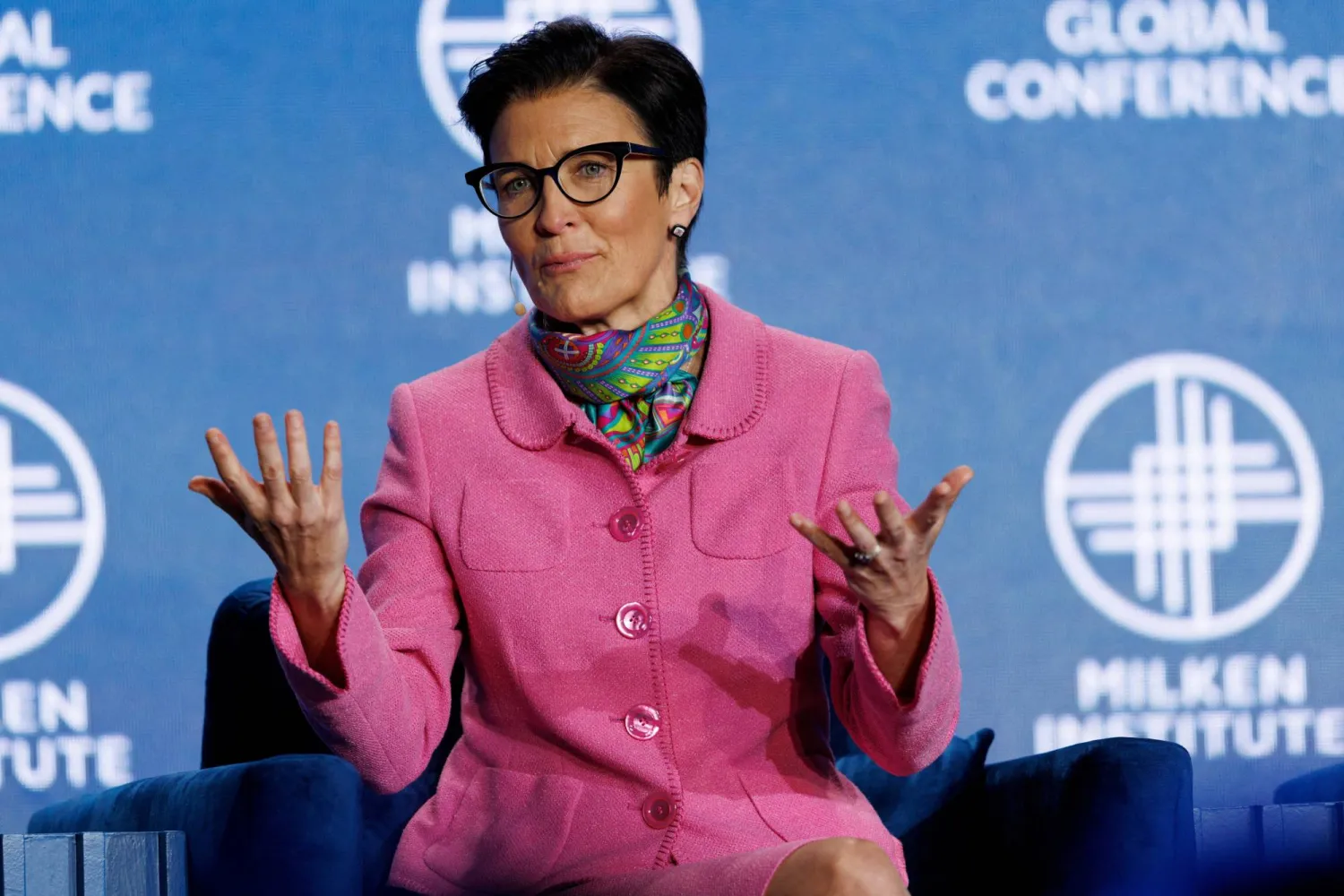 جين فريزر تتحدث في المؤتمر العالمي لمعهد ميلكن لعام 2023 (رويترز)
